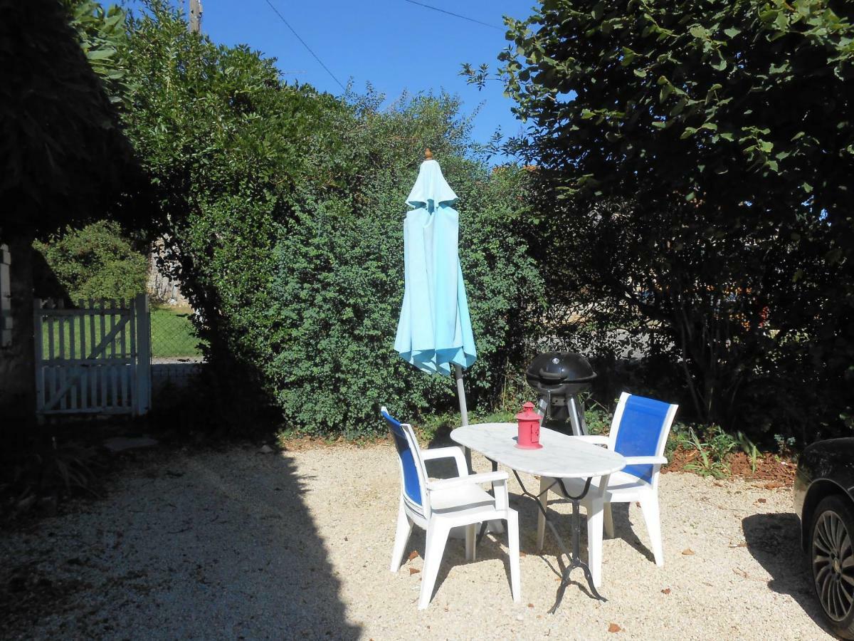 Bed and Breakfast Chat Noir Gite Et Chambre D'Hotes Genouille  Exterior foto