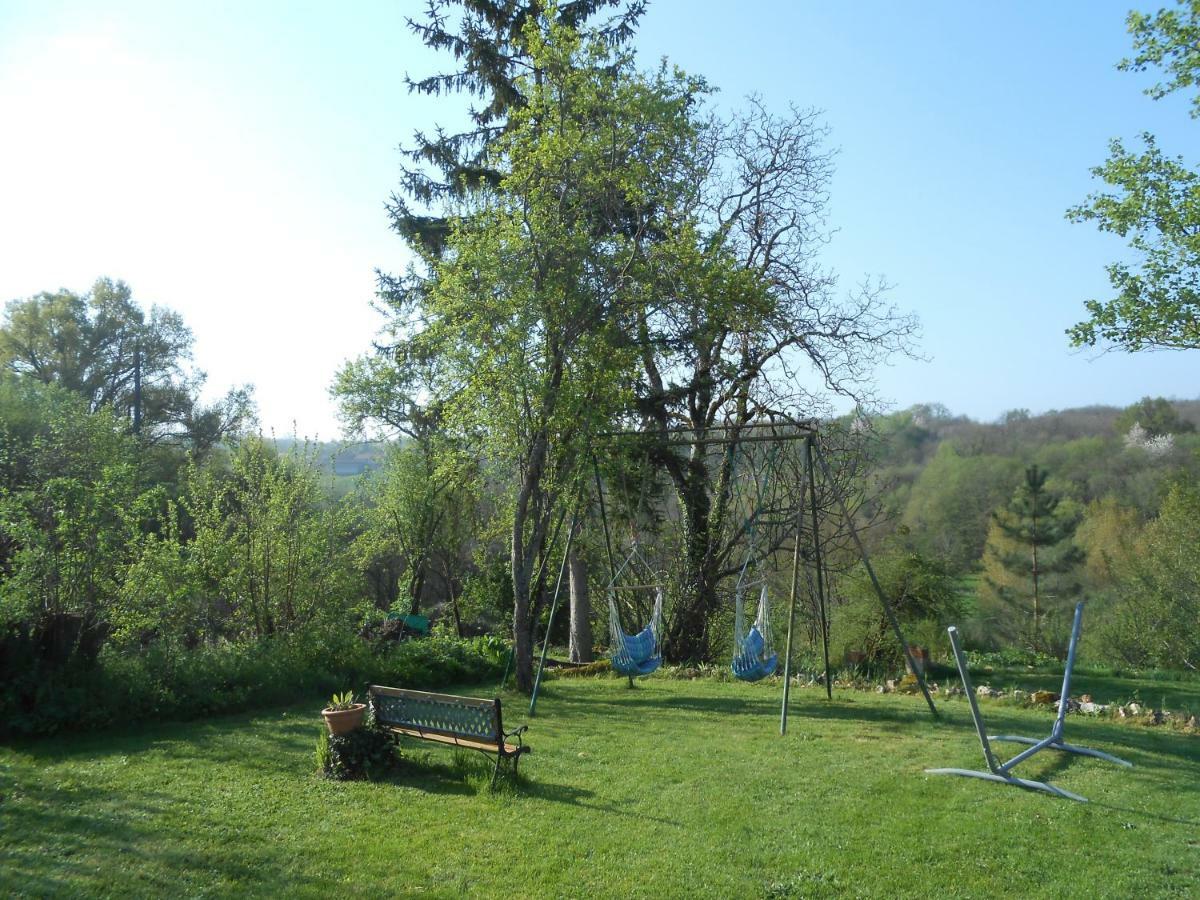 Bed and Breakfast Chat Noir Gite Et Chambre D'Hotes Genouille  Exterior foto