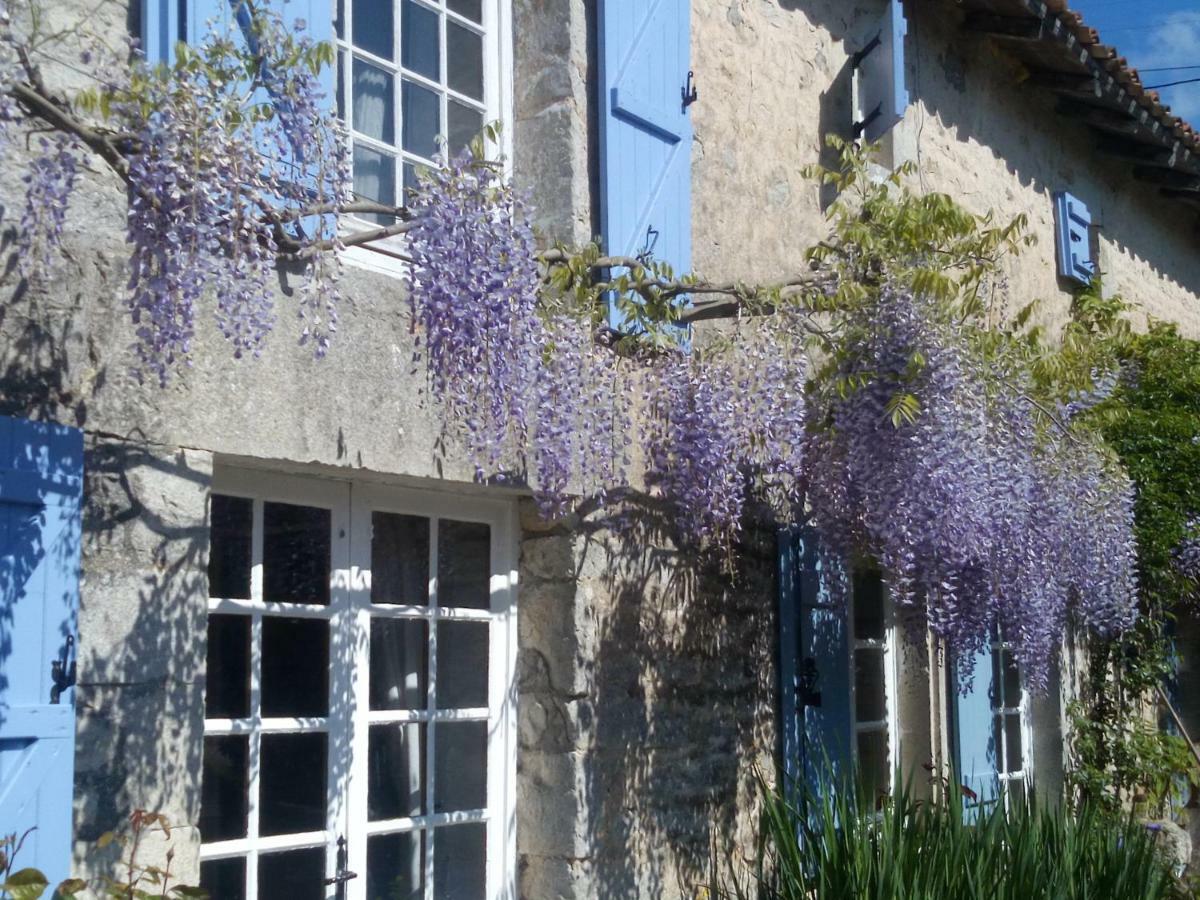 Bed and Breakfast Chat Noir Gite Et Chambre D'Hotes Genouille  Exterior foto