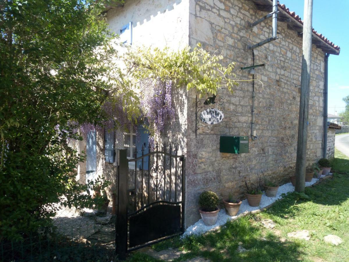 Chat Noir Gite Et Chambre D'Hotes Genouille  Exterior foto